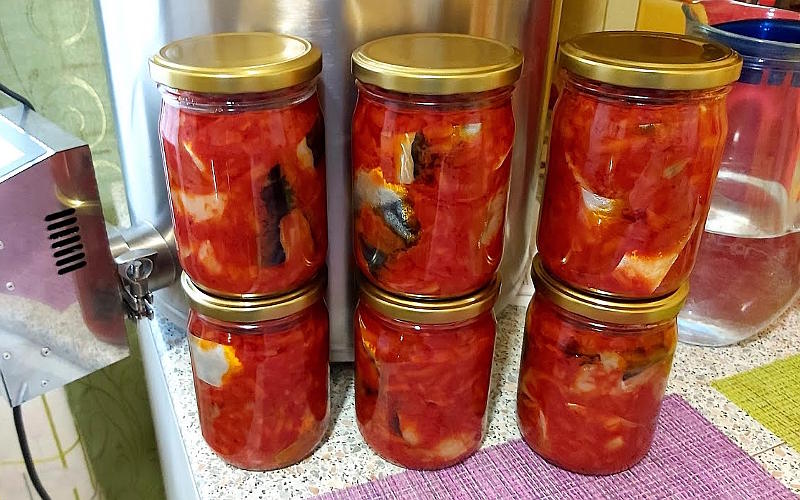 Скумбрия с овощами в автоклаве